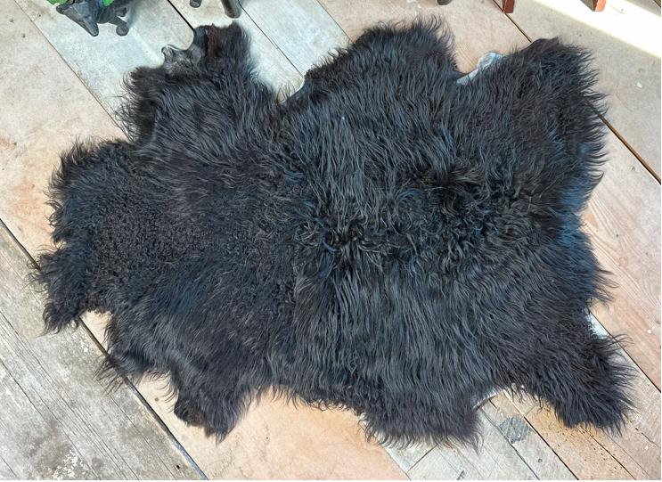 Gorgeous Icelandic sheepskin throw l natural rug | original wool rug | Hygge home style | skin | hide | sustainable | Jet black, very soft. - Image 5